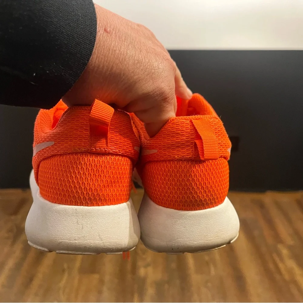 NIKE Roshe Orange Athletic Shoes Women 7